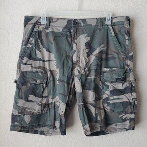 Wrangler Camo Cargo shorts sz 36 (SEE MEASUREMENTS)